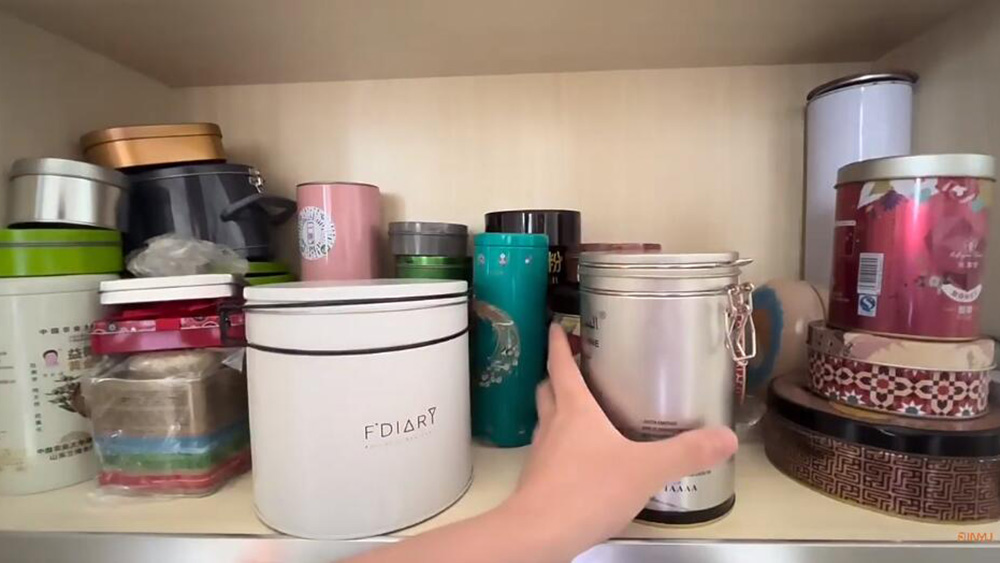 Pot en fer blanc pour grains de café avec couvercle à loquet